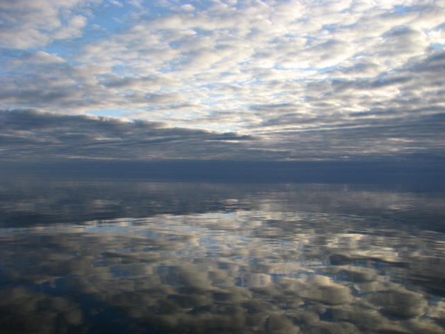 НЕБО СЛИЛОСЬ С МОРЕМ...