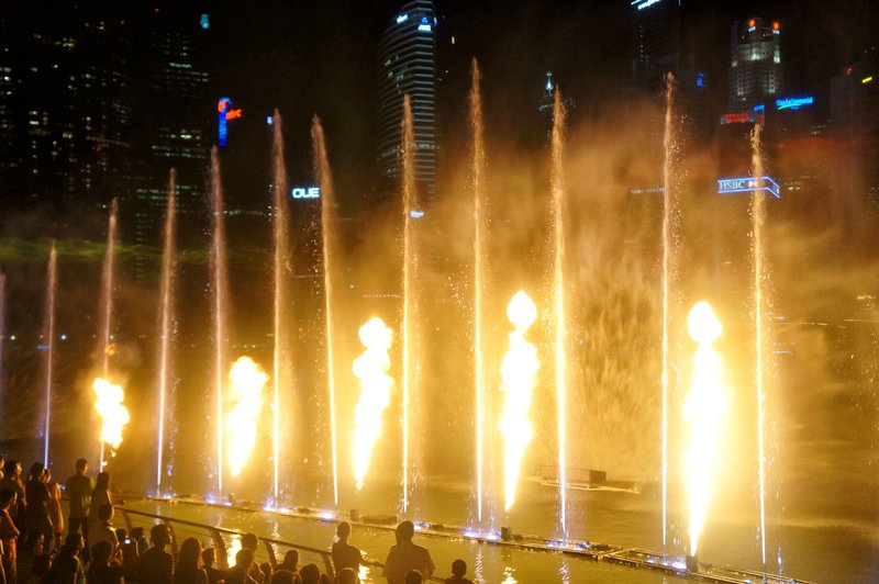 Водное шоу поющих фантанов у Marina Bay Sands