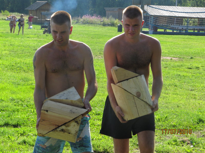 С братом несём дровишки