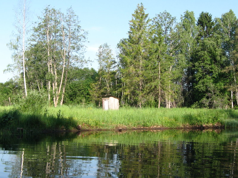 На берегу,в глухом лесу,стоит загадочное сооружение.Меня не оставляет странное чувство,где-то я уже видел нечто подобное...Ни тропинок вокруг,ни дорог,для кого построено?
